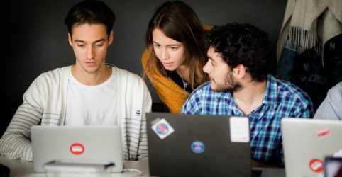 Студенты работают